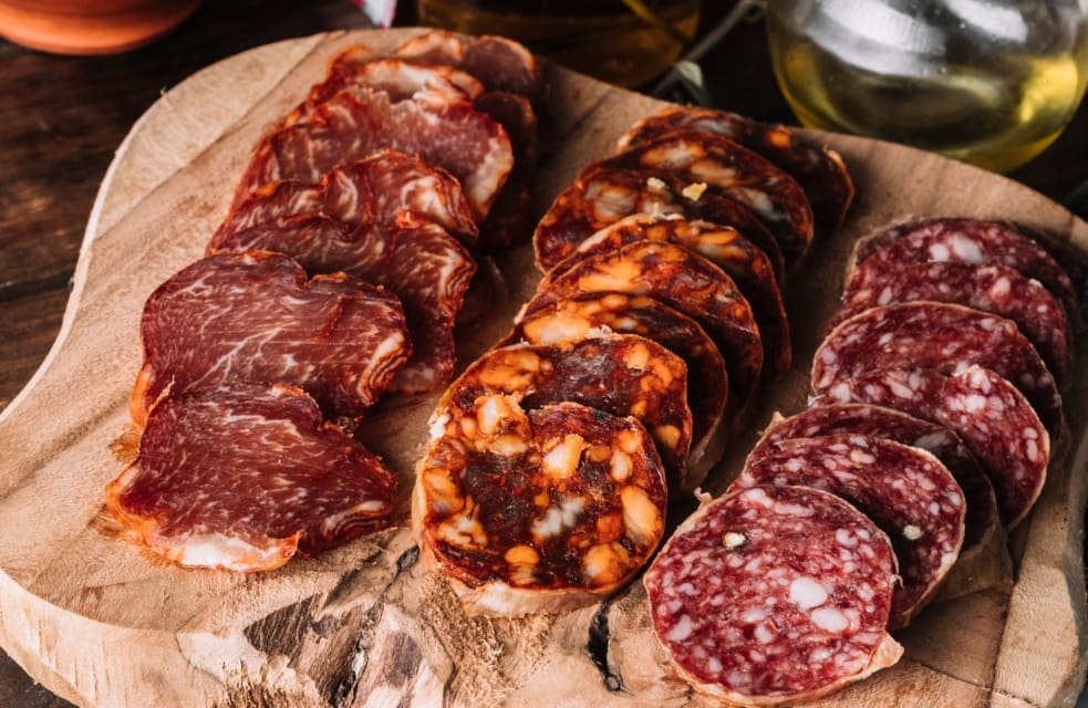 Una tabla con embutidos de Serradilla
